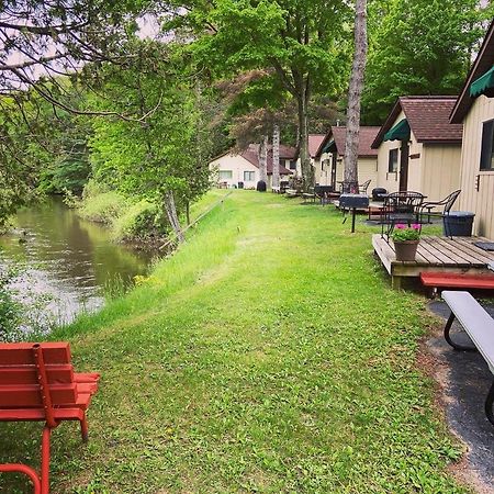 Betsie Riverside Resort Benzonia Екстер'єр фото