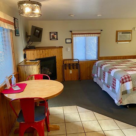 Betsie Riverside Resort Benzonia Екстер'єр фото