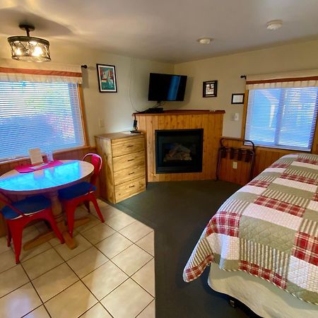 Betsie Riverside Resort Benzonia Екстер'єр фото