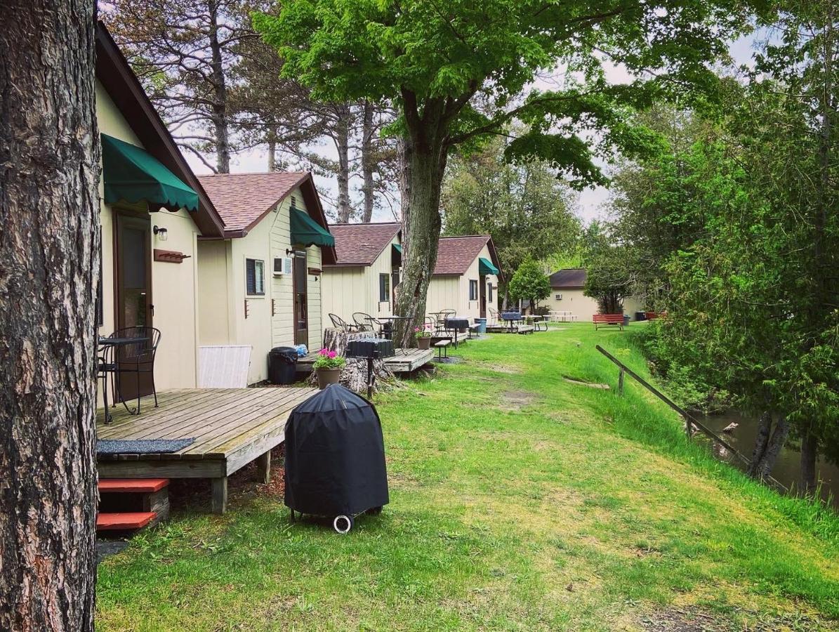 Betsie Riverside Resort Benzonia Екстер'єр фото