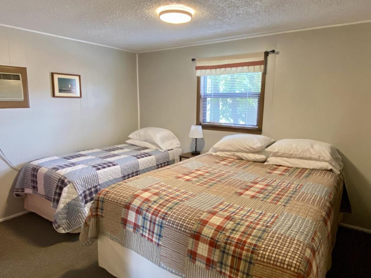 Betsie Riverside Resort Benzonia Екстер'єр фото