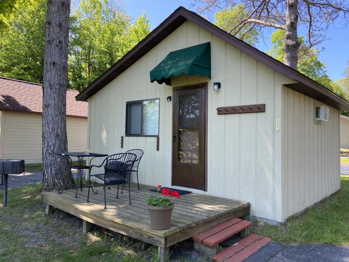 Betsie Riverside Resort Benzonia Екстер'єр фото
