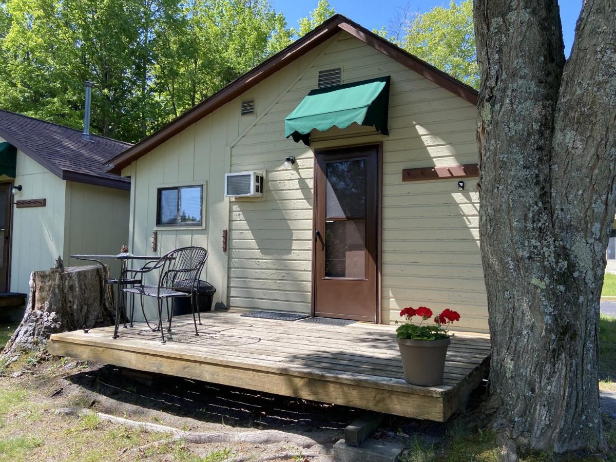 Betsie Riverside Resort Benzonia Екстер'єр фото