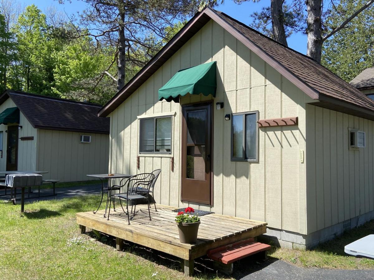 Betsie Riverside Resort Benzonia Екстер'єр фото