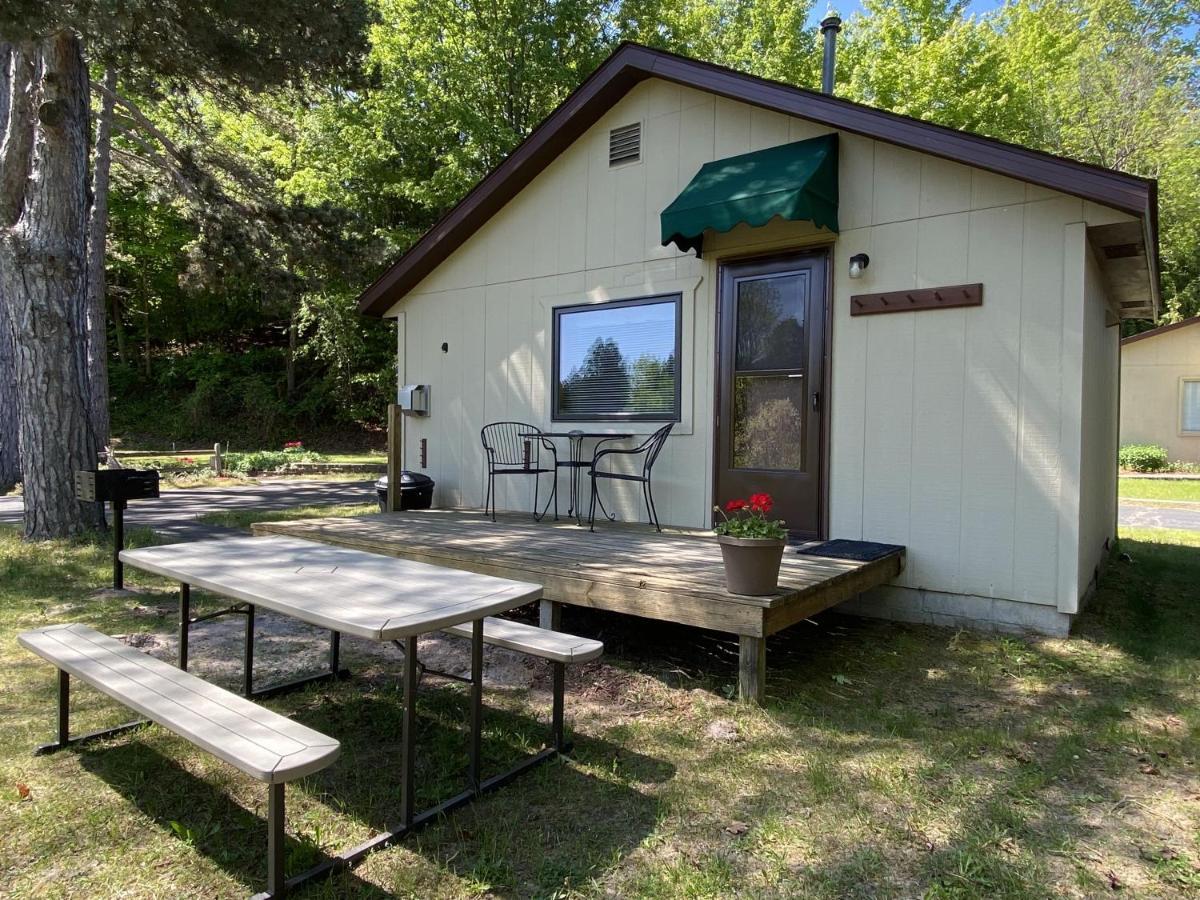 Betsie Riverside Resort Benzonia Екстер'єр фото