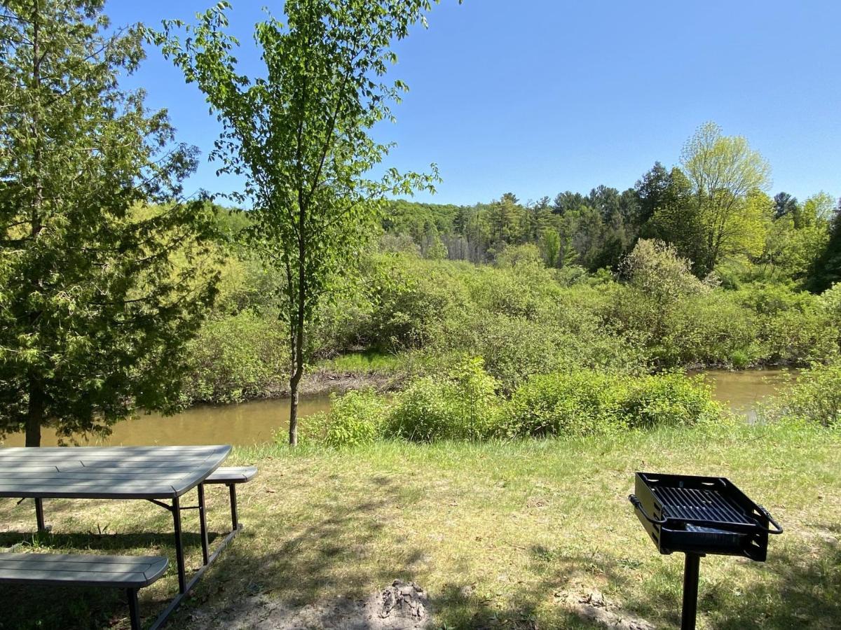 Betsie Riverside Resort Benzonia Екстер'єр фото