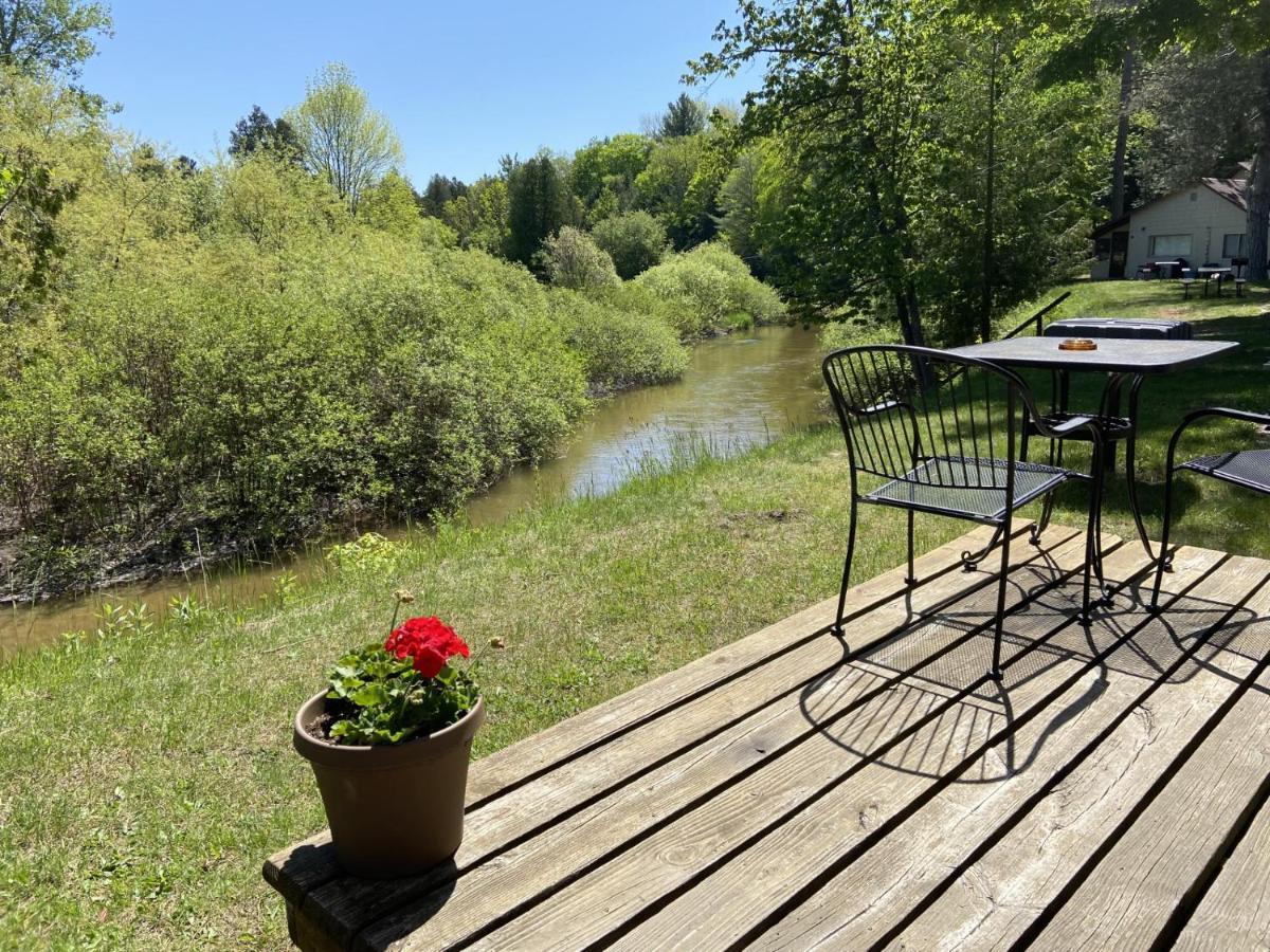 Betsie Riverside Resort Benzonia Екстер'єр фото