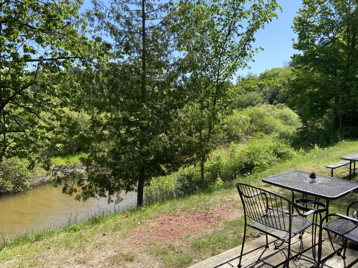 Betsie Riverside Resort Benzonia Екстер'єр фото