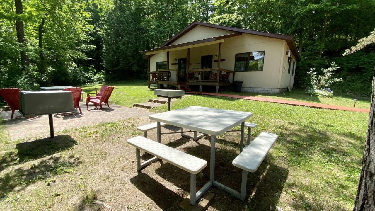 Betsie Riverside Resort Benzonia Екстер'єр фото