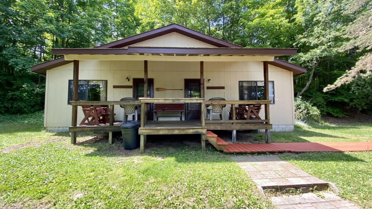 Betsie Riverside Resort Benzonia Екстер'єр фото