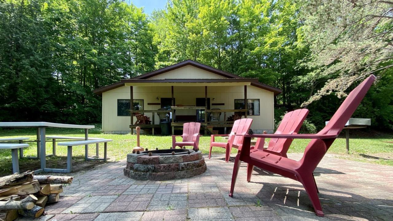 Betsie Riverside Resort Benzonia Екстер'єр фото