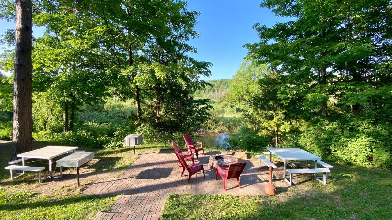 Betsie Riverside Resort Benzonia Екстер'єр фото