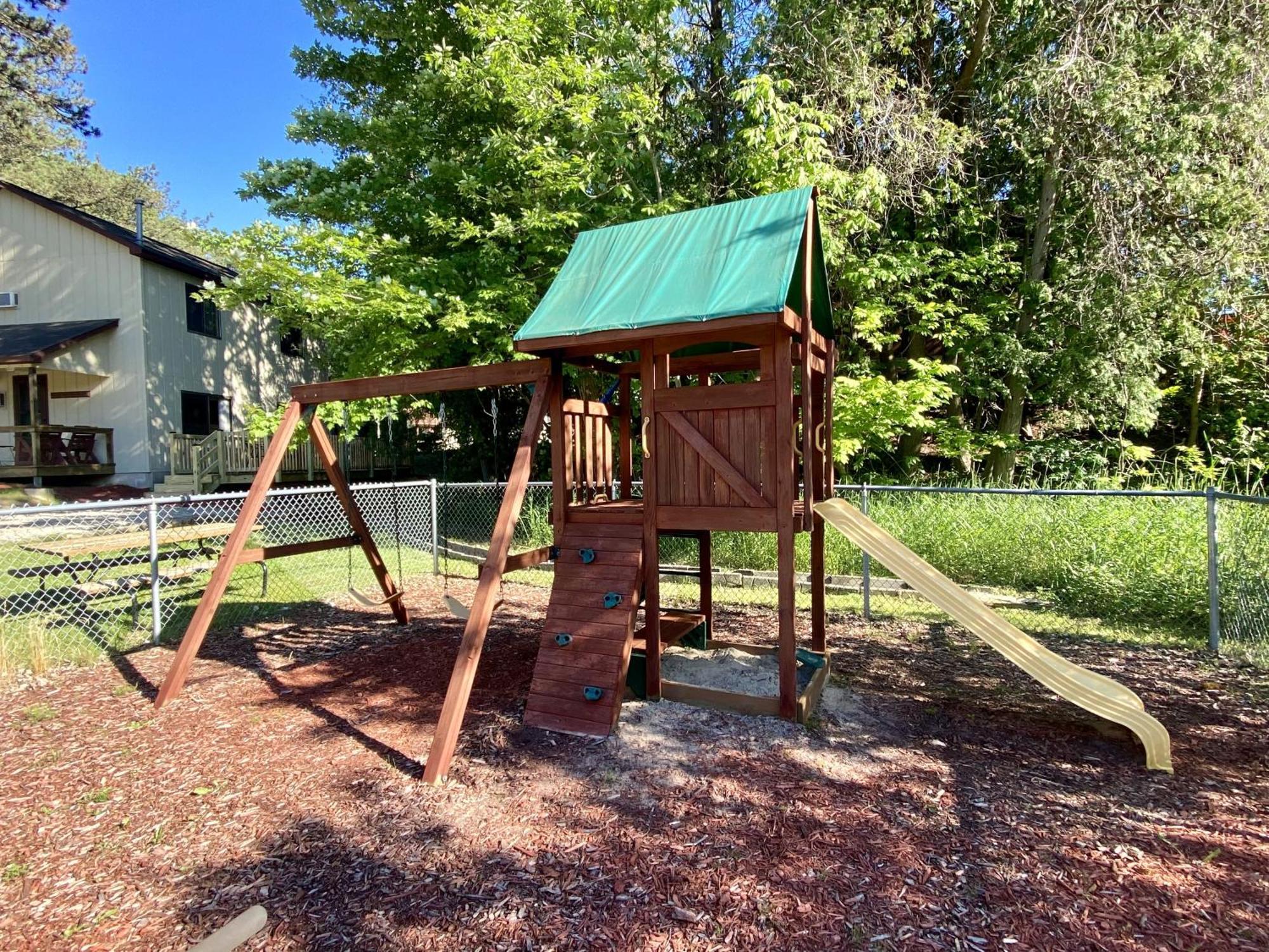 Betsie Riverside Resort Benzonia Екстер'єр фото