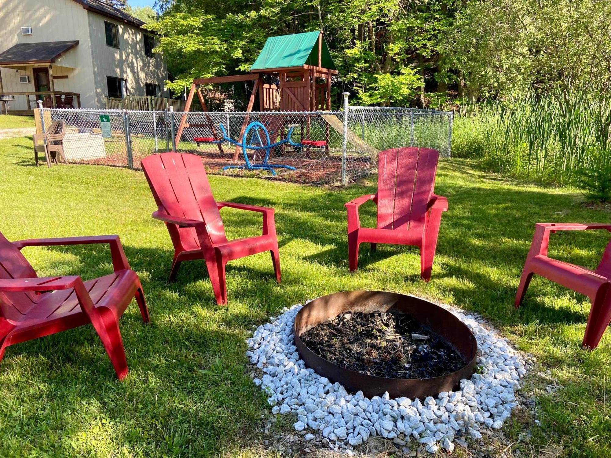 Betsie Riverside Resort Benzonia Екстер'єр фото