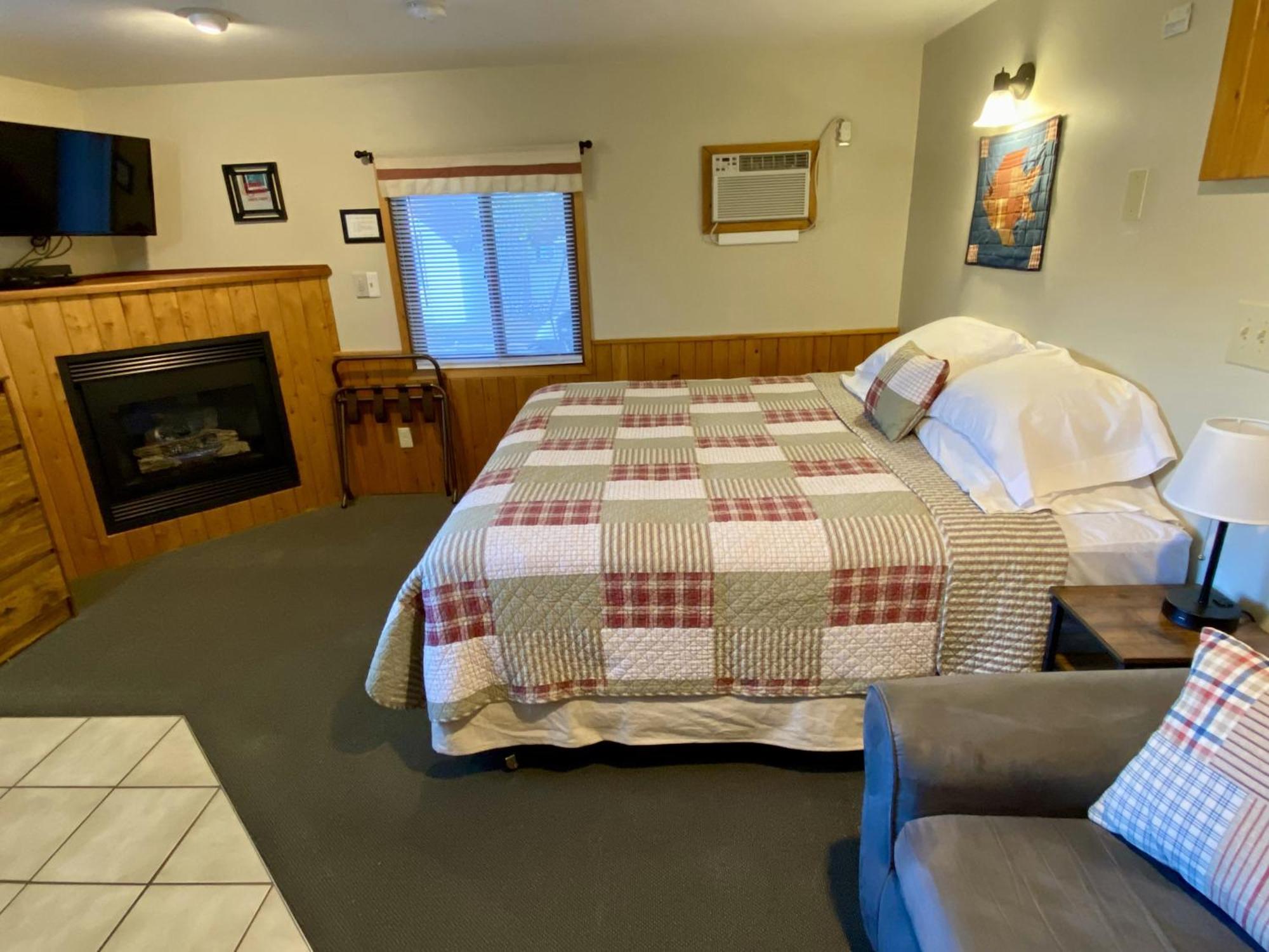 Betsie Riverside Resort Benzonia Екстер'єр фото