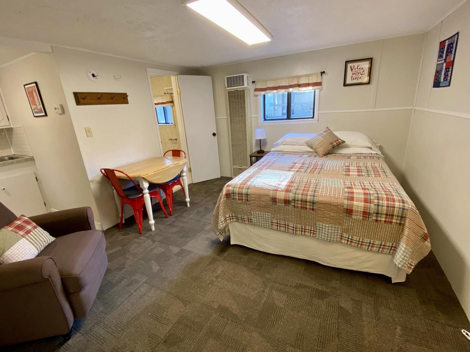 Betsie Riverside Resort Benzonia Екстер'єр фото